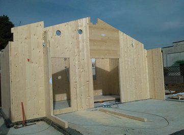 Xlam è l'innovativo sistema costruttivo per la realizzazione di case in legno e persino di edifici multipiano grazie alla sua .elevata versatilità.