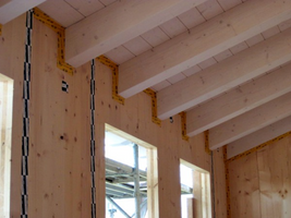 Struttura casa in legno con telaio in XLAM particolari di nastratura e sigillatura per tenuta all'aria