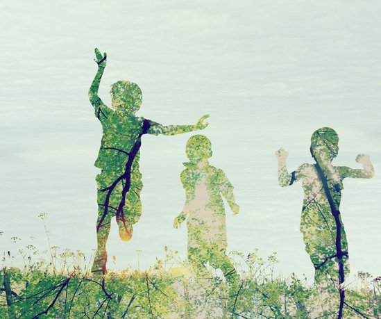 bambini che giocano nel verde della linfa che segna l'albero della vita