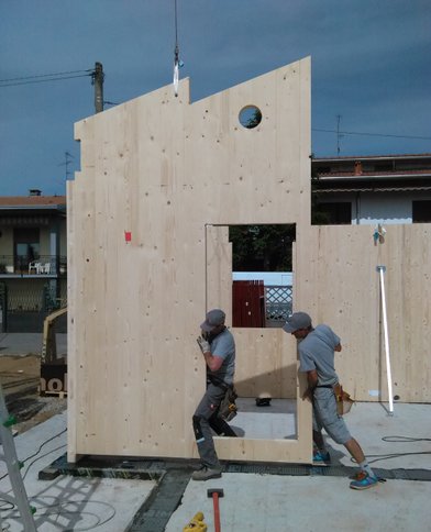 Fase di costruzione di una casa in bioedilia con telaio in xlam in provincia di Milano, telaio  su platea calda foamgla