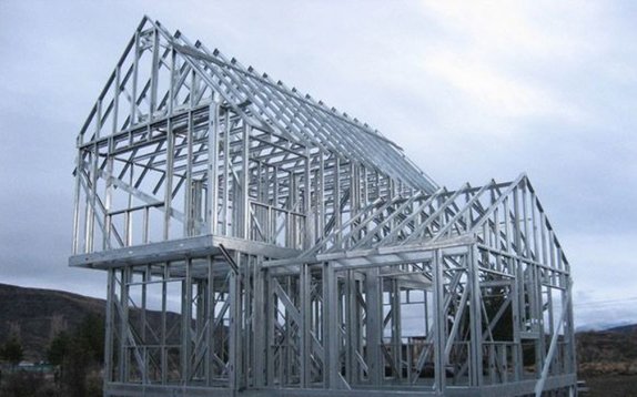 telaio di una casa in acciao struttura completa  a due piani, edificio NZEB