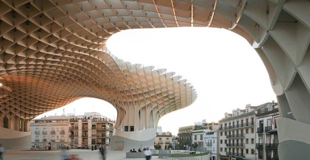 "Struttura architettonica moderna in legno a Siviglia, Spagna. In particolari situazioni si utilizza il microlamellare nelle case in bioedilizia"